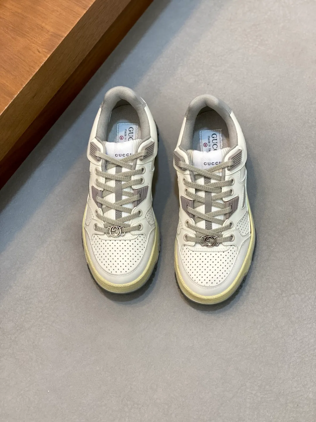 Men's Shoes 💰660 𝐆𝐮𝐜𝐜𝐢 𝐑𝐞-𝐖𝐞𝐛 As the first sneaker created by Sabato De Sarno for Gucci, the Re-Web series reinterprets the brand's classic stripes and sets off the modern silhouette design with bold and unique details. These shoes are crafted from white leather. This new sneaker is ingeniously decorated with many of the brand's classic details, and is equipped with a bright red and green webbing tongue, which will make people fall in love at first sight. White leather treated with a special process for softness and luster, with an embossed grainy texture. Script Gucci logo and interlocking G web label with Interlocking G and script Gucci logo. Rubber outsole with interlocking G detail eyelets. Web tongue. Size: 39-44 (customized for sizes 38 and 45)